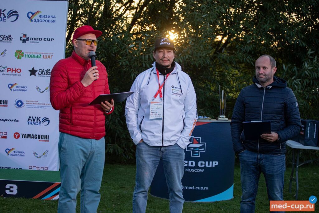 Ведущий Med Cup награждает участников